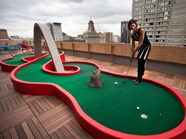 employees-in-toronto-can-play-miniature-golf-on-the-roof