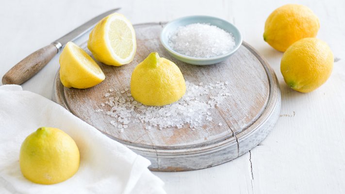how-to-clean-with-lemons-lemon-and-salt-on-a-chopping-board