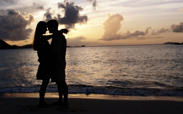 romantic-love-couple-in-sunset