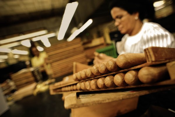 handmade-cigar-production-process-tabacalera-de-garcia-factory-casa-de-campo-la-romana-dominican-republic-8
