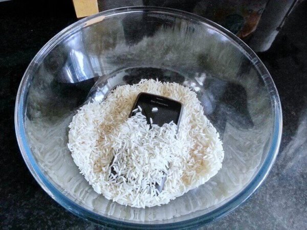 phone-in-rice