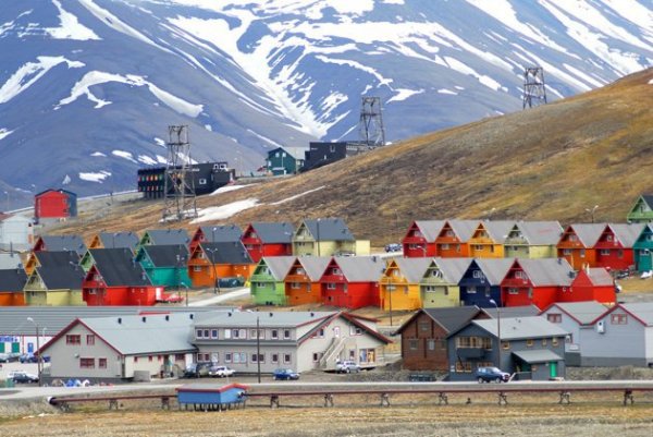 longyearbyen-colourful-homes-212425