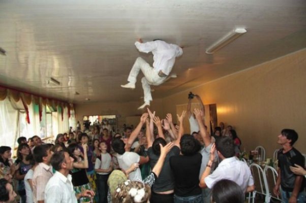 funny-photos-of-ruined-weddings-thrown-too-high-wedding-fails