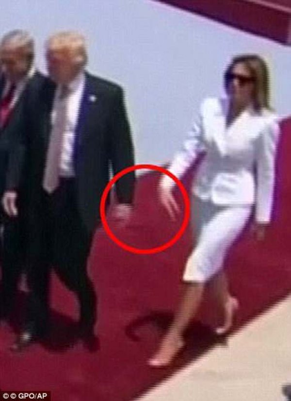 4b81a41200000578-5652377-in-february-melania-swatted-her-husband-s-hand-away-in-tel-aviv-a-45-1524589002807