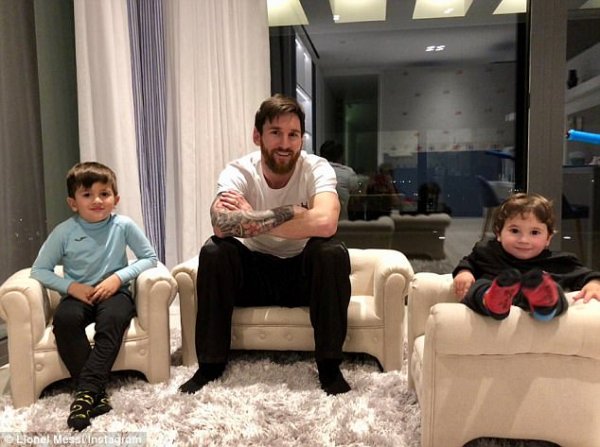490b818500000578-5374211-lionel-messi-celebrates-latest-barcelona-win-by-relaxing-at-home-a-28-1518218608262
