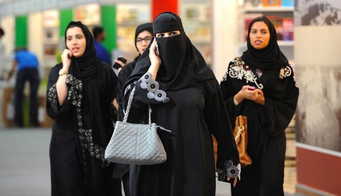 abaya-in-saudiarabia-700x