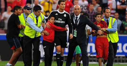 Pogledajte reakciju Ronalda kada je dijete ušlo na teren da ga zagrli 