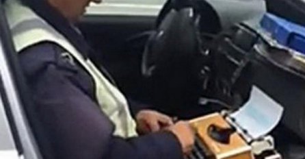 Pogledajte kako policajac piše kaznu