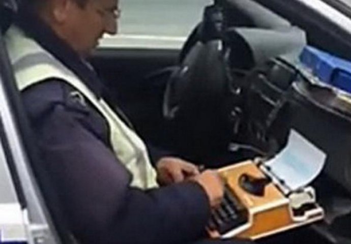 Pogledajte kako policajac piše kaznu