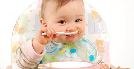Beba uči jesti sama