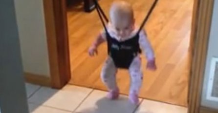 Pas bebu odlučio naučiti kako treba pravilno - skakati