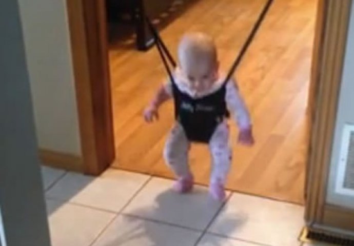 Pas bebu odlučio naučiti kako treba pravilno - skakati