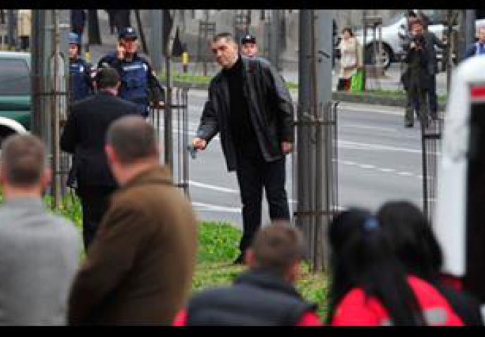Muškarac mahao pištoljem ispred zgrade Vlade Srbije