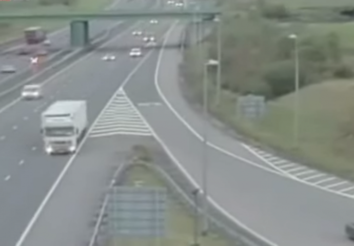 ŠOKANTAN SNIMAK: Nevjerovatan zaokret kamionom na autoputu (VIDEO)