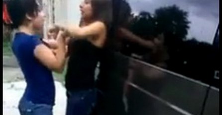 Ovaj je video šokirao sve: Djevojka brutalno pretučena