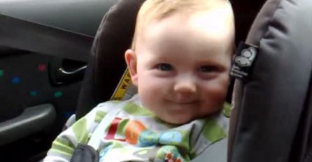 Pospani dječak se svim silama trudi ostati budan (VIDEO)