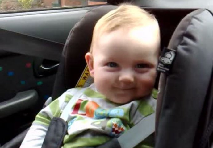 Pospani dječak se svim silama trudi ostati budan (VIDEO)