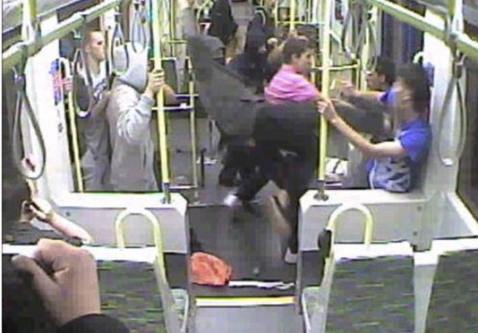 Sarajevo: Dvojica pijanih mladića napala nožem putnike u tramvaju