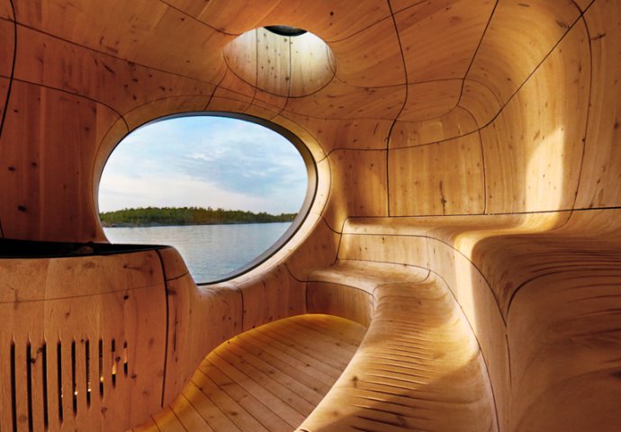 Sauna u obliku pećine s pogledom na jezero