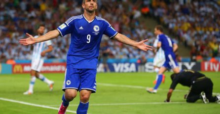 Pijem jutarnju kahvu, zatežem keca na Bosnu i pjevušim: "Da ga hoće zabit Vedad..."