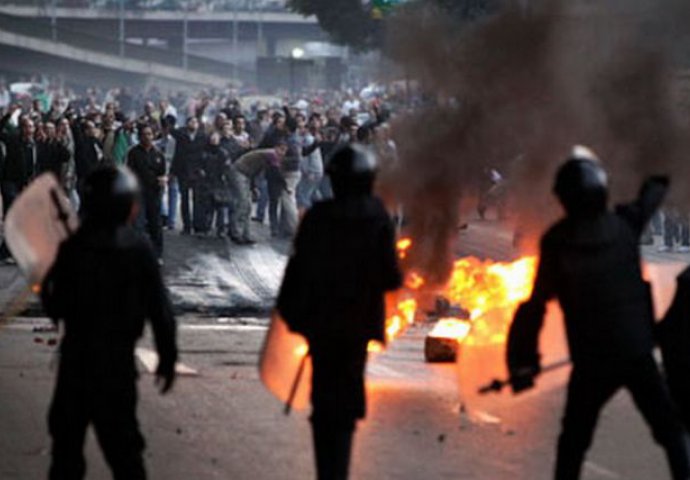 Kairo: Suzavcem i vodenim topovima na demonstrante