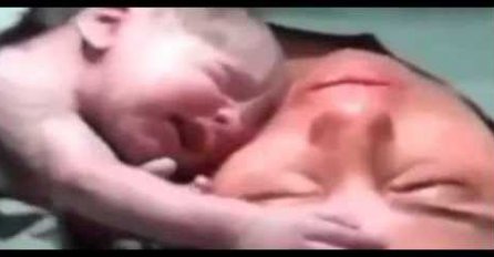 Tek rođena beba ne želi da se odvoji od majke (VIDEO)