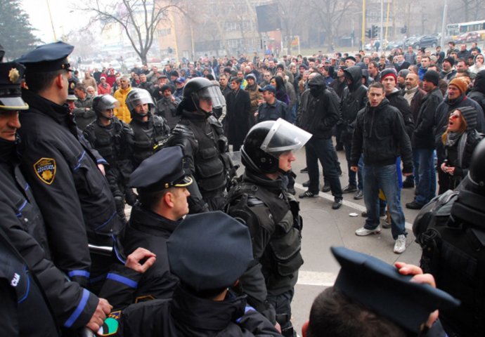 Tuzla: Policijske snage i inspektori obezbjeđuju zgradu BKC-a