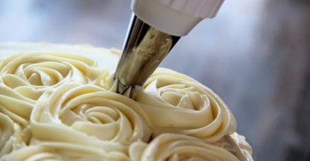 Za manje od 5 minuta napravio fenomenalnu dekoraciju na torti (VIDEO)