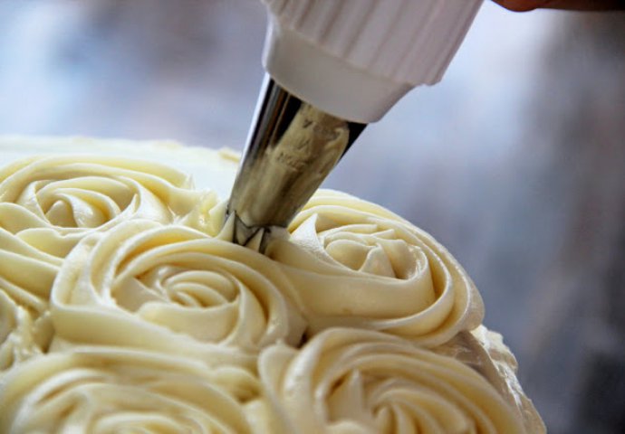 Za manje od 5 minuta napravio fenomenalnu dekoraciju na torti (VIDEO)