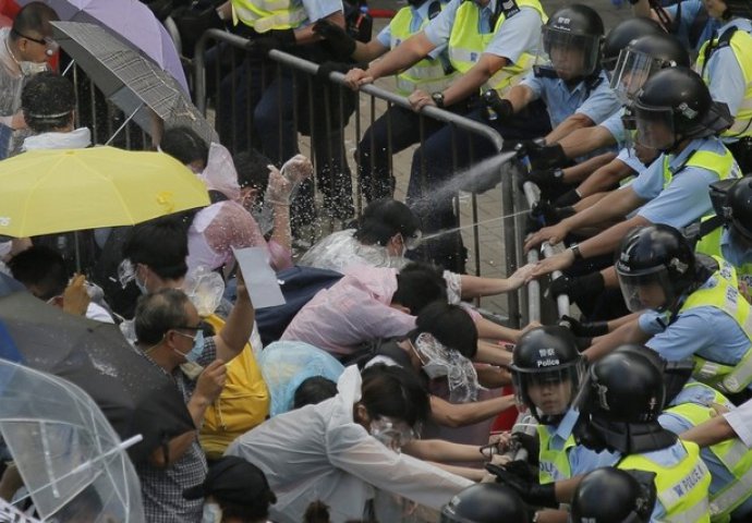 Hong Kong: Četrdeset osoba povrijeđeno u sukobima policije i demonstranata