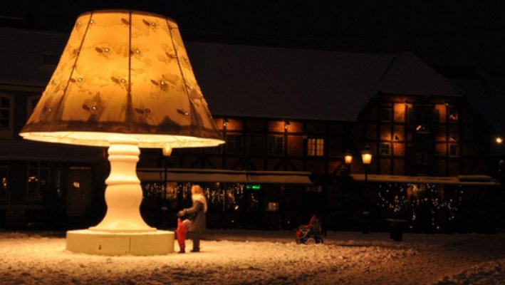 giant-lamp-of-malmo-with-family