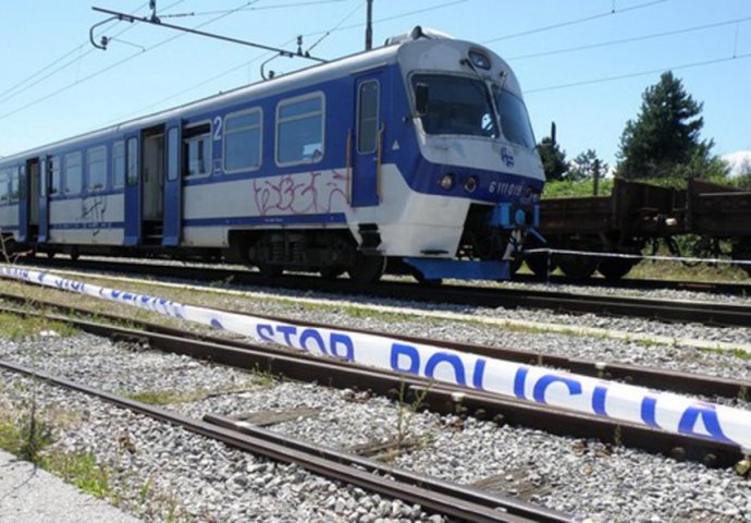 Kombi podletio pod voz, četiri osobe povrijeđene