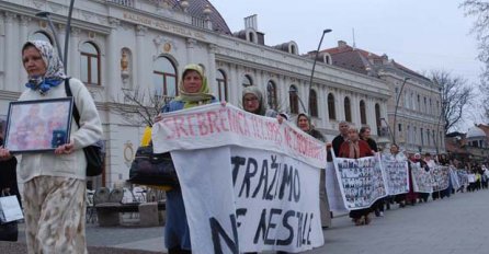 Tuzla: Sutra mirni protesti u znak sjećanja na genocid u Srebrenici