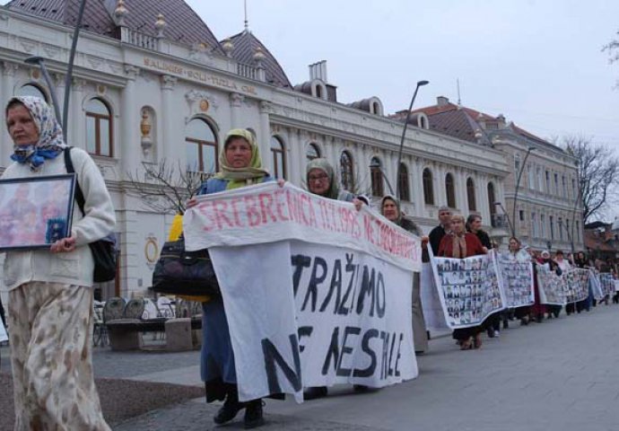 Tuzla: Sutra mirni protesti u znak sjećanja na genocid u Srebrenici