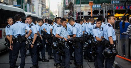 Policija uklanja barikade, nema otpora demonstranata