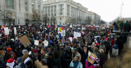 SAD: Demonstranti traže ograničavanje moći čuvara reda