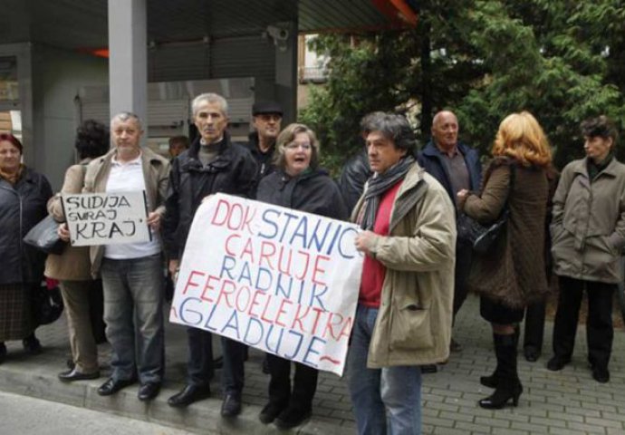 Protest radnika Feroelektra ispred zgrade Vlade FBiH