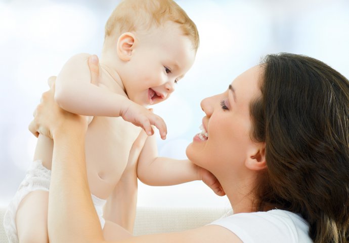 Beba osjeća manju bol kad je mama tješi