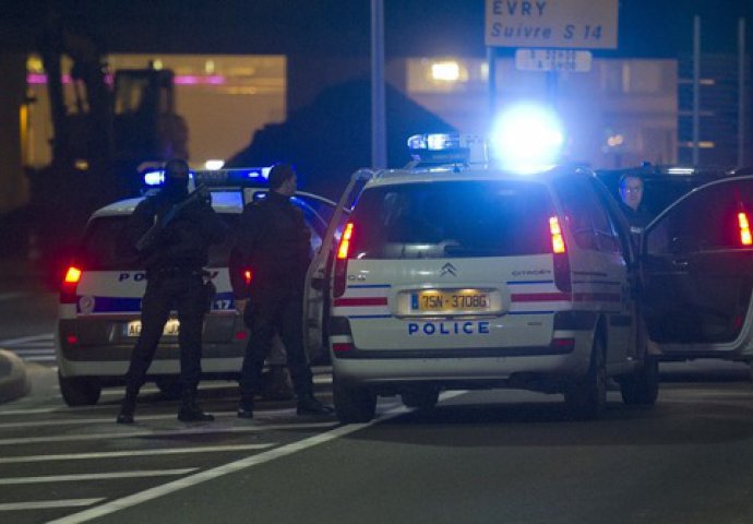 Upao u policiju uzvikujući "Allahu ekber" i nožem napao policajce