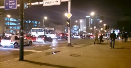 Zbog prestanka rada semafora na Pofalićima nastupio haos