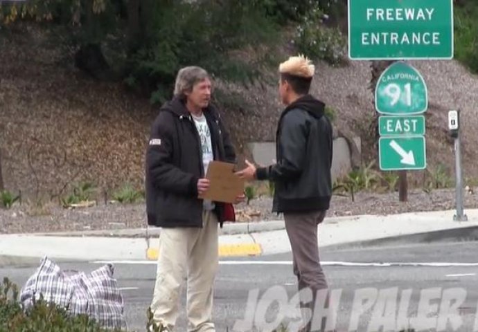 Dao je beskućniku 100 dolara i pratio šta će napraviti: Šokirao se onim što je vidio!