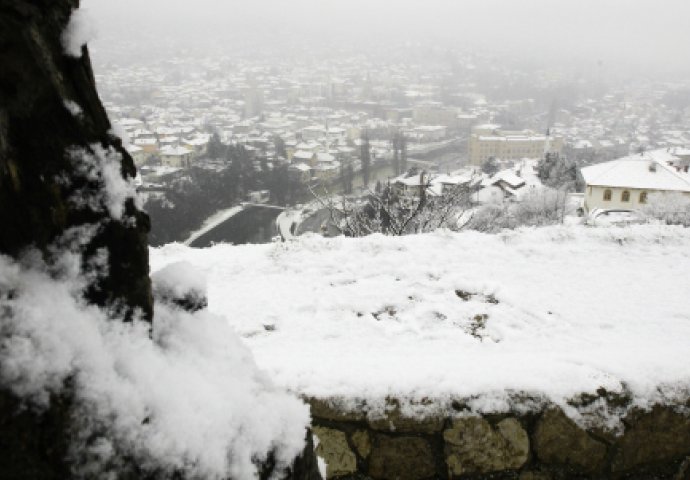 Sarajevo osvanulo pod snijegom, padat će i narednih dana