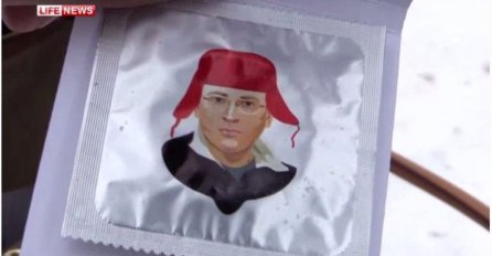 Dijelili kondome sa likovima lidera opozicije?!