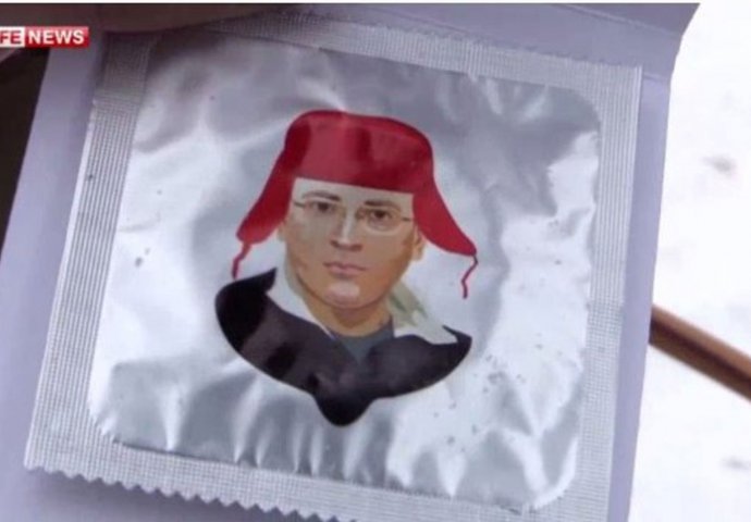 Dijelili kondome sa likovima lidera opozicije?!