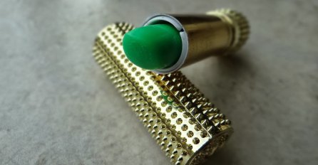 Da li se sjećate zelenog karmina koji ostavlja jarko crveni trag?