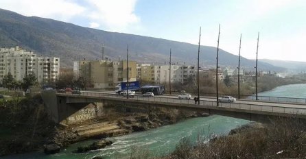 Nevrijeme u Mostaru: Jak vjetar prevrnuo kamion