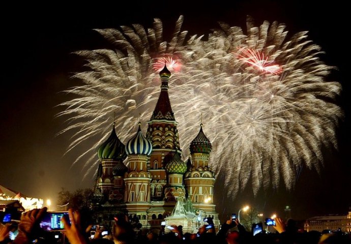 Spektakularnim vatrometima i koncertima dočekana Nova 2015. godina