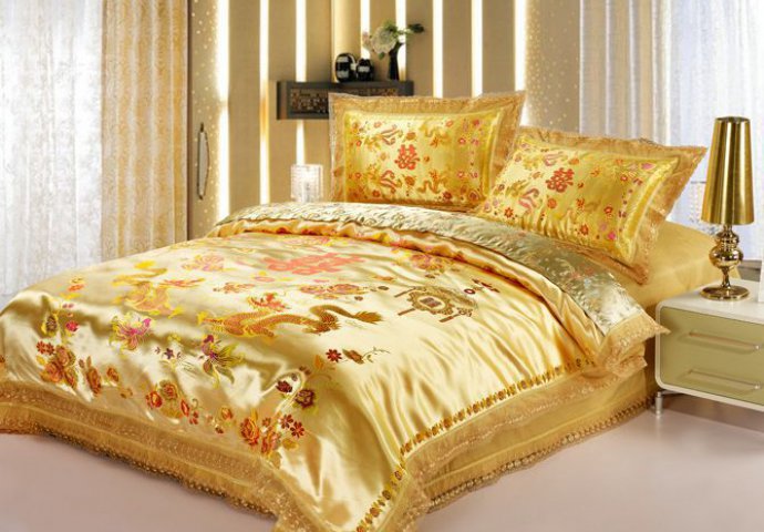 Posteljina u boji zlata za luksuznu spavaću sobu
