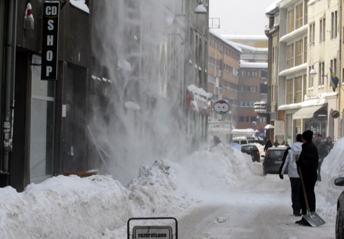  Civilna zaštita: Čistite krovove i nastrešnice od opasnih ledenica