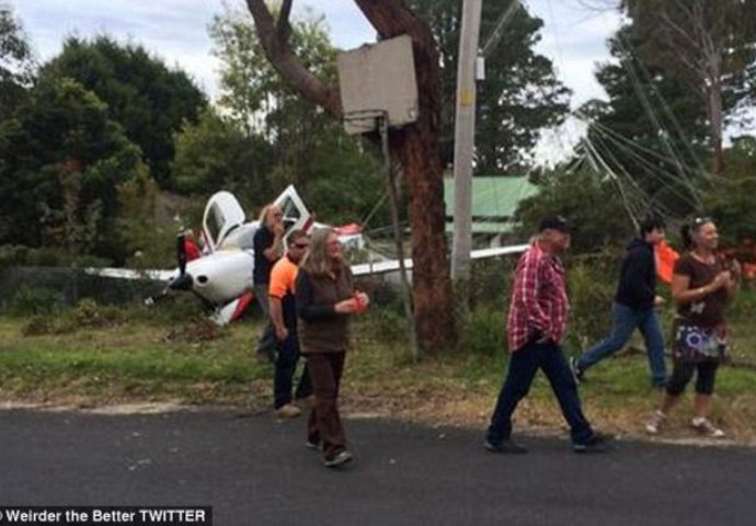 Srušio se avion, putnici se spasili padobranima